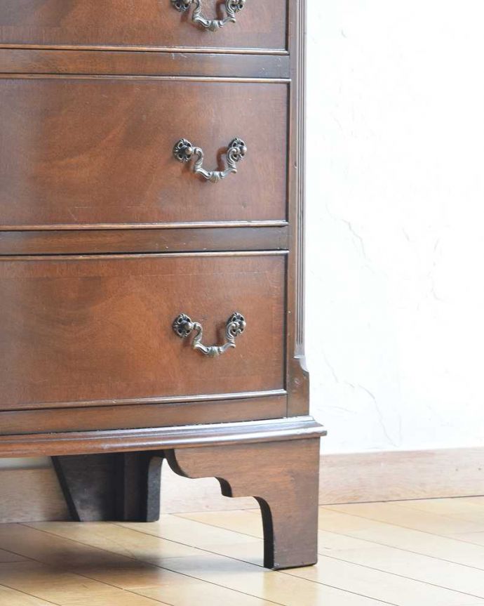 アンティークのチェスト　アンティーク家具　トレー付きのチェストオブドロワーズ、たっぷり収納できるアンティーク英国家具。女性1人でラクラク運べちゃう仕掛けHandleのアンティークは、脚の裏にフェルトキーパーをお付けしています。(q-1135-f)