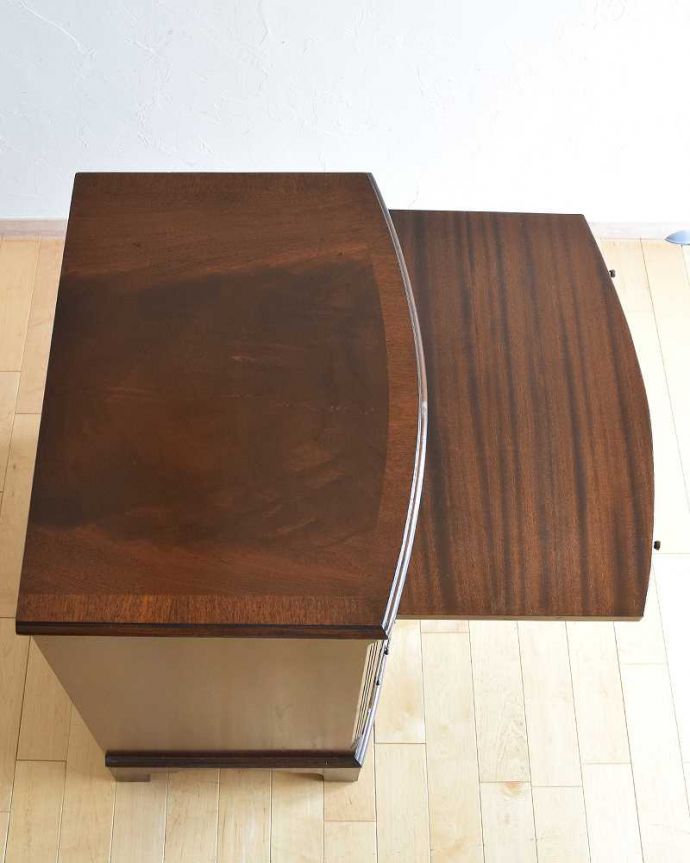 アンティークのチェスト　アンティーク家具　トレー付きのチェストオブドロワーズ、たっぷり収納できるアンティーク英国家具。何を置こうかな･･･？上から見ると、天板はこんな感じ。(q-1135-f)