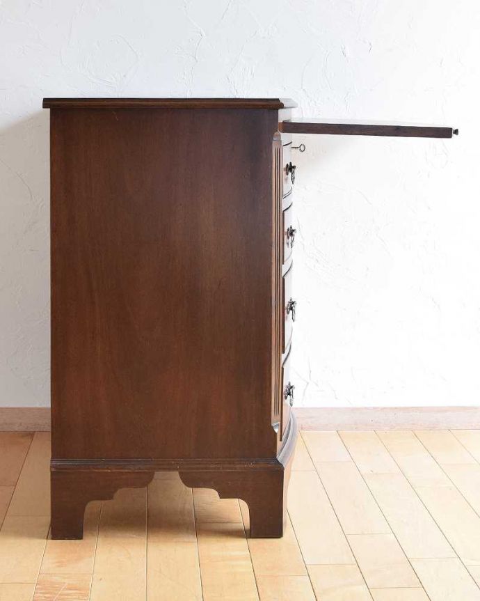 アンティークのチェスト　アンティーク家具　トレー付きのチェストオブドロワーズ、たっぷり収納できるアンティーク英国家具。横から見てもステキ横から見るとこんな感じ。(q-1135-f)