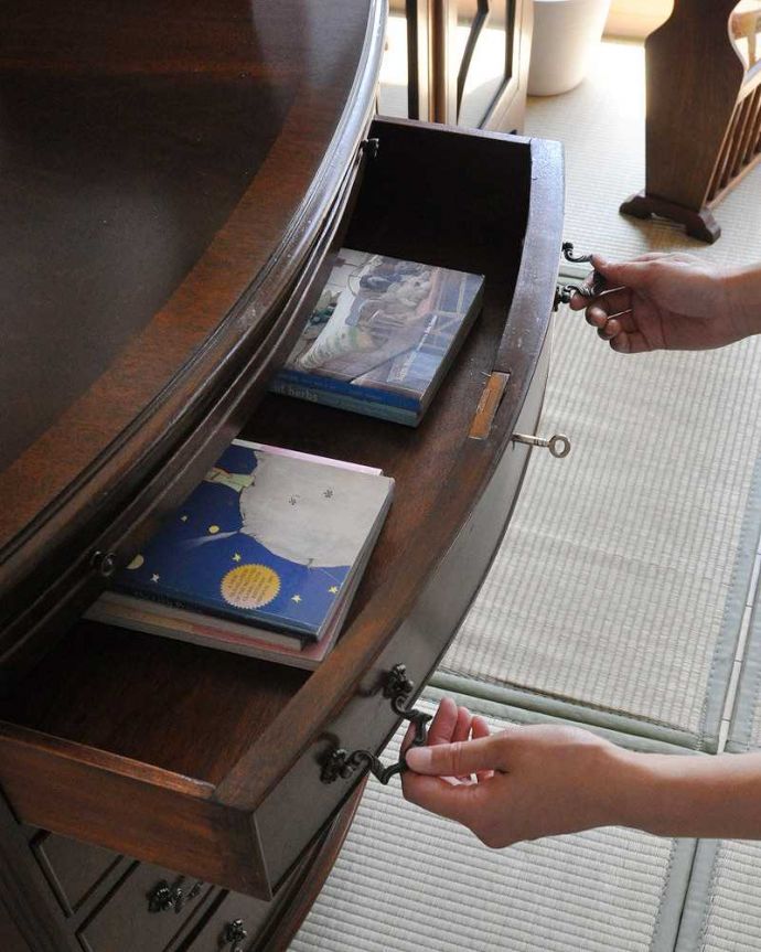 アンティークのチェスト　アンティーク家具　トレー付きのチェストオブドロワーズ、たっぷり収納できるアンティーク英国家具。ジュエリーボックスや、読みかけの本や、日記帳などを収納しても良いですね。(q-1135-f)