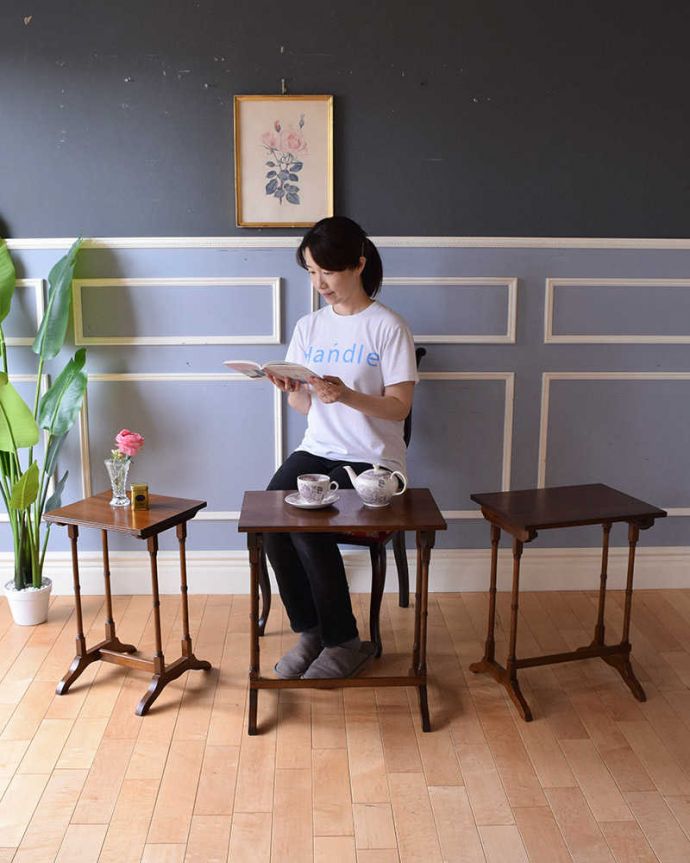 アンティークのテーブル　アンティーク家具　マホガニー材のキレイな天板、３つがセットになったアンティークネストテーブル。もれなく3つをお揃いで1つなのにもれなく3つ付いてきちゃうネストテーブル。(q-1136-f)