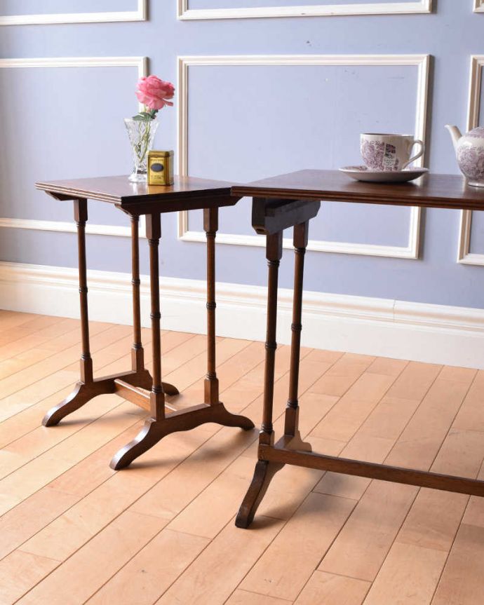 アンティークのテーブル　アンティーク家具　マホガニー材のキレイな天板、３つがセットになったアンティークネストテーブル。重ねて使っても、バラバラで使っても･･･全部重ねて1つの家具として使っても、いろんな場所で1個ずつ使ってもOK。(q-1136-f)