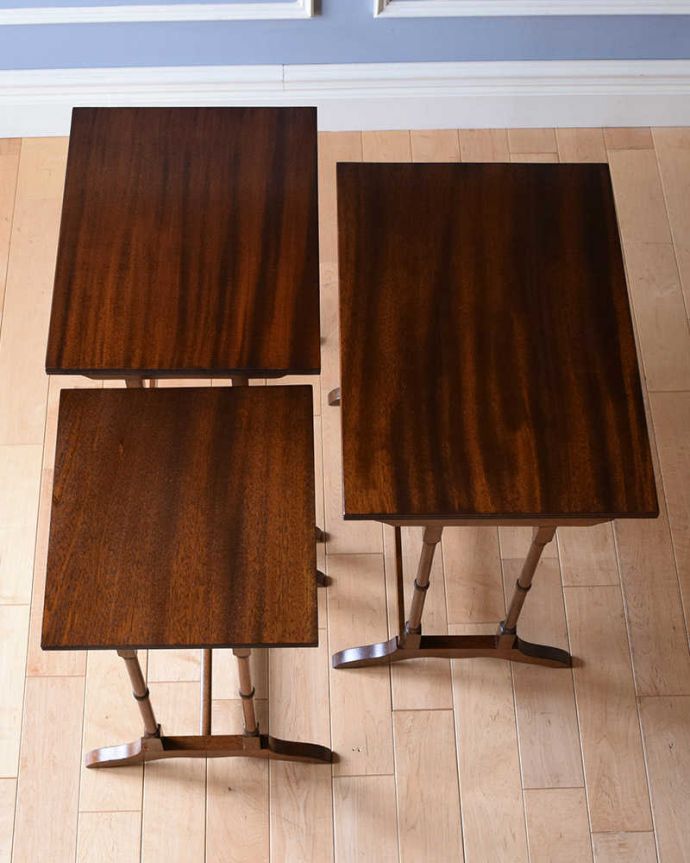 アンティークのテーブル　アンティーク家具　マホガニー材のキレイな天板、３つがセットになったアンティークネストテーブル。3つを並べて上から見てみると･･･大中小3つを並べてみました。(q-1136-f)