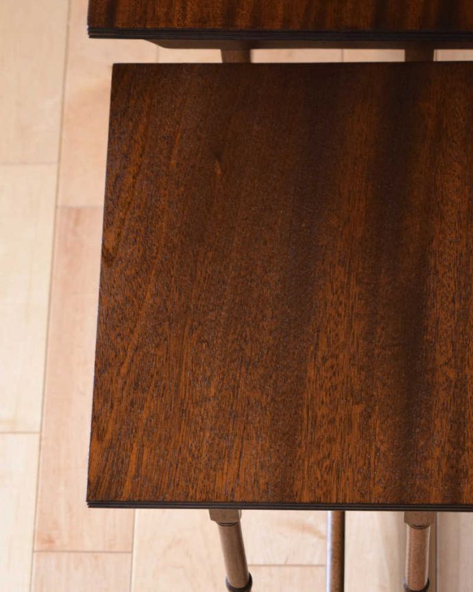 アンティークのテーブル　アンティーク家具　マホガニー材のキレイな天板、３つがセットになったアンティークネストテーブル。天板も修復したのでキレイです修復の際、塗装もキレイにお直ししたので安心して使ってください。(q-1136-f)