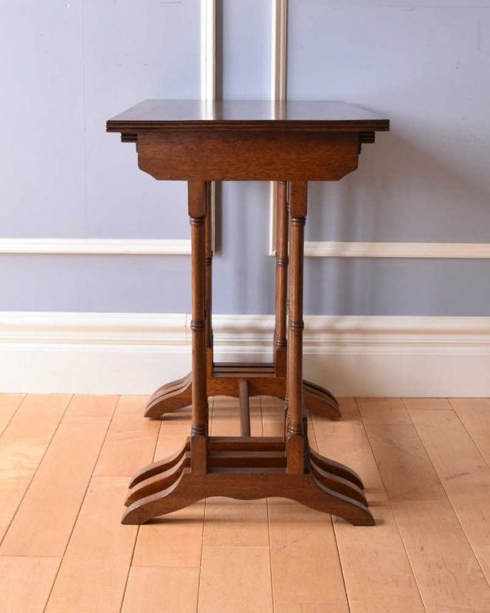 アンティークのテーブル　アンティーク家具　マホガニー材のキレイな天板、３つがセットになったアンティークネストテーブル。横から見てみると･･･キレイに3つが重なっているから横顔だって美しいんです。(q-1136-f)