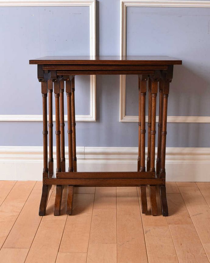 アンティークのテーブル　アンティーク家具　マホガニー材のキレイな天板、３つがセットになったアンティークネストテーブル。見る角度によって見え方が違う･･･角度を変えてみると、3つ分の脚がキレイに収まっています。(q-1136-f)