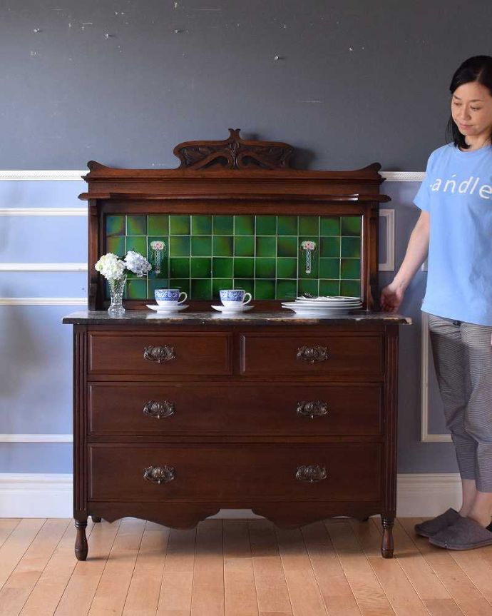 サイドボード　アンティーク家具　タイルが美しいアンティークの引き出し付きのウォッシュスタンド、マホガニー材の英国家具。アンティークでしか手に入らない家具まだ水道の発達していない時代の家具、ウォッシュスタンド。(q-1137-f)