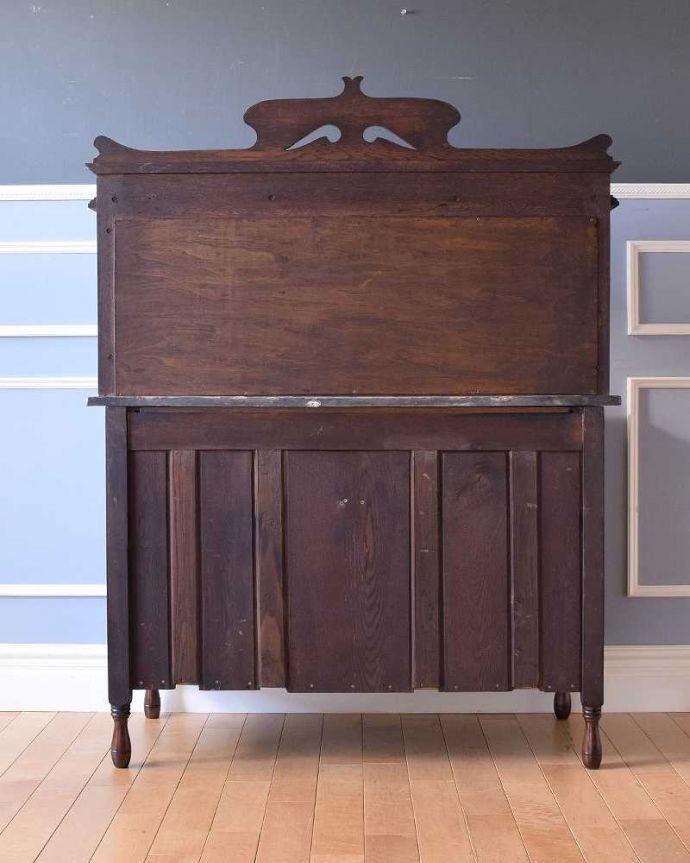 サイドボード　アンティーク家具　タイルが美しいアンティークの引き出し付きのウォッシュスタンド、マホガニー材の英国家具。後ろ姿にも自信がありますアンティークは新品ではないので、経年変化によるキズはありますが、専門の職人がキレイにお直しをしているので、後姿までキレイです。(q-1137-f)