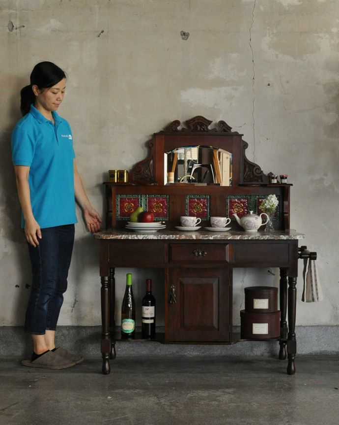 サイドボード　アンティーク家具　タイルが美しいイギリスのアンティーク家具、大理石天板のウォッシュスタンド。アンティークでしか手に入らない家具まだ水道の発達していない時代の家具、ウォッシュスタンド。(q-1138-f)