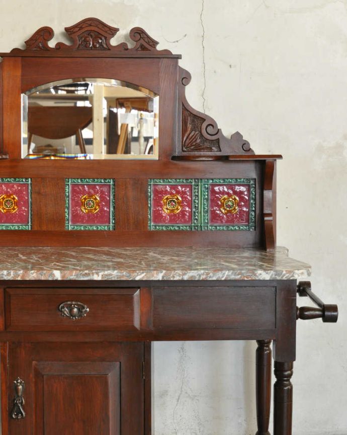 サイドボード　アンティーク家具　タイルが美しいイギリスのアンティーク家具、大理石天板のウォッシュスタンド。タイルと天然大理石のコラボ洗面器を置いて顔を洗うのに使っていた家具は、水が使えるようタイルと天然大理石が必須アイテム。(q-1138-f)