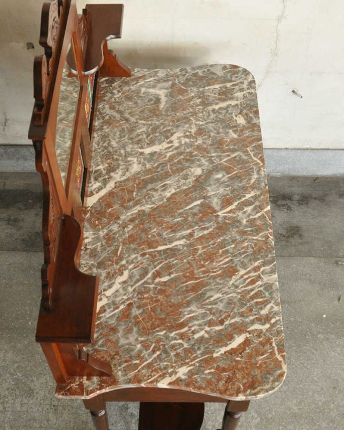 サイドボード　アンティーク家具　タイルが美しいイギリスのアンティーク家具、大理石天板のウォッシュスタンド。天然大理石を使った贅沢な天板女性の憧れ、天然の大理石が天板に使われている家具。(q-1138-f)