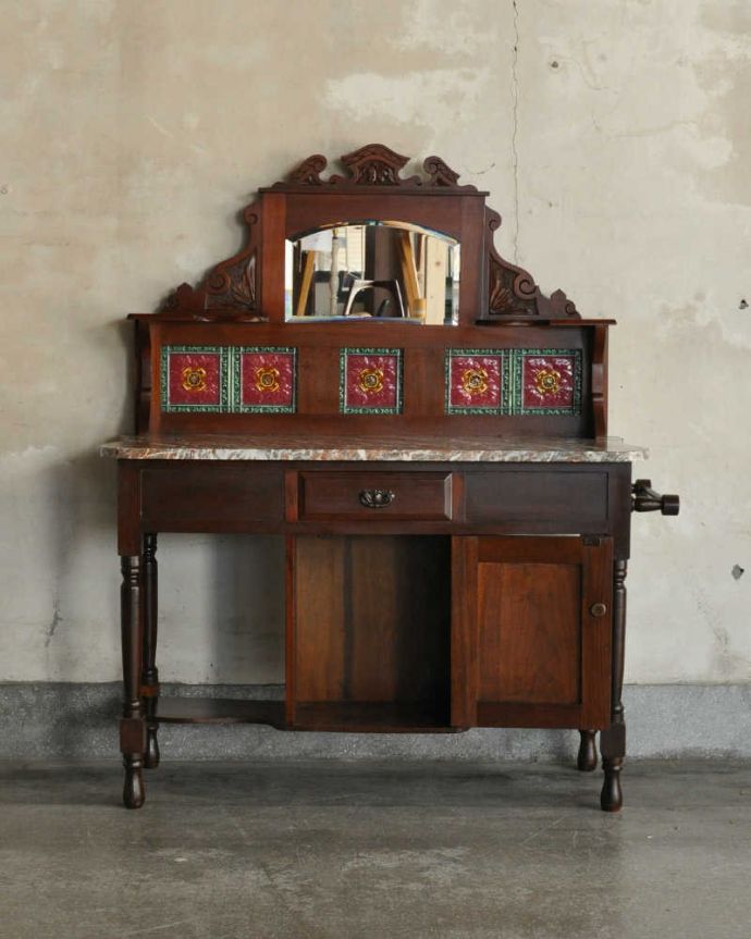 サイドボード　アンティーク家具　タイルが美しいイギリスのアンティーク家具、大理石天板のウォッシュスタンド。扉を開くと中もキレイです。(q-1138-f)