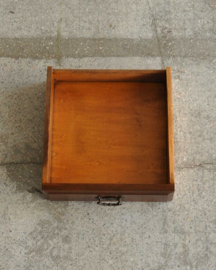 サイドボード　アンティーク家具　タイルが美しいイギリスのアンティーク家具、大理石天板のウォッシュスタンド。キレイに修復しました！もちろん引き出しの中も職人がキレイにお直しました。(q-1138-f)