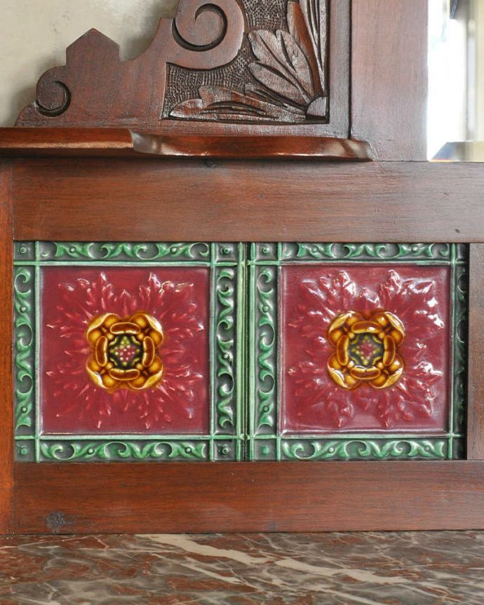 サイドボード　アンティーク家具　タイルが美しいイギリスのアンティーク家具、大理石天板のウォッシュスタンド。アンティークらしい独特の風合い美しい状態で見つかったタイル。(q-1138-f)