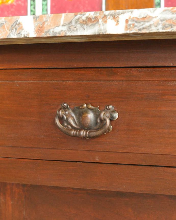 サイドボード　アンティーク家具　タイルが美しいイギリスのアンティーク家具、大理石天板のウォッシュスタンド。開ける度にワクワク･･･引き出しの取っ手も可愛いデザイン。(q-1138-f)