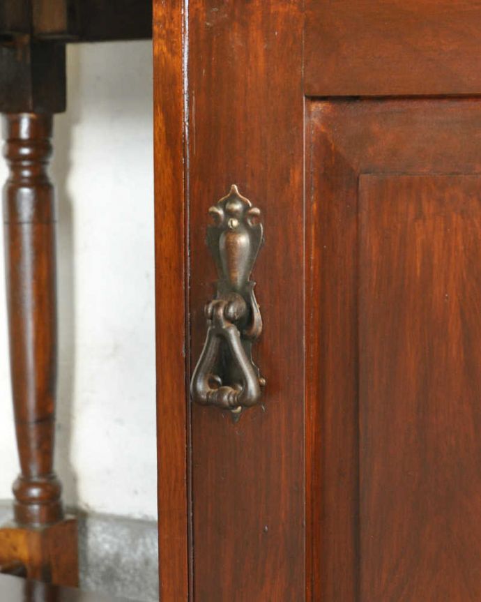 サイドボード　アンティーク家具　タイルが美しいイギリスのアンティーク家具、大理石天板のウォッシュスタンド。開ける度にワクワク取っ手もアンティークらしい素敵なデザイン。(q-1138-f)