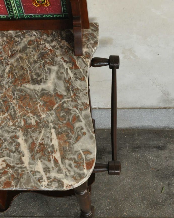 サイドボード　アンティーク家具　タイルが美しいイギリスのアンティーク家具、大理石天板のウォッシュスタンド。もともとタオルバーとして使われていたもの。(q-1138-f)