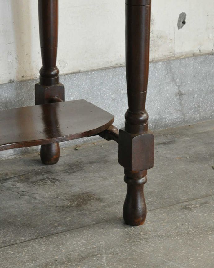 サイドボード　アンティーク家具　タイルが美しいイギリスのアンティーク家具、大理石天板のウォッシュスタンド。女性1人でラクラク運べちゃうんですHandleのアンティークは、脚の裏にフェルトキーパーをお付けしています。(q-1138-f)