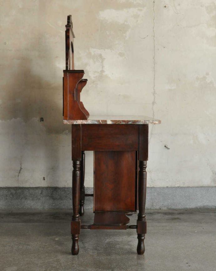 サイドボード　アンティーク家具　タイルが美しいイギリスのアンティーク家具、大理石天板のウォッシュスタンド。横から見てもステキもちろん、横から見てもキレイに仕上がっているので、いろんな場所に置いて使って下さい。(q-1138-f)