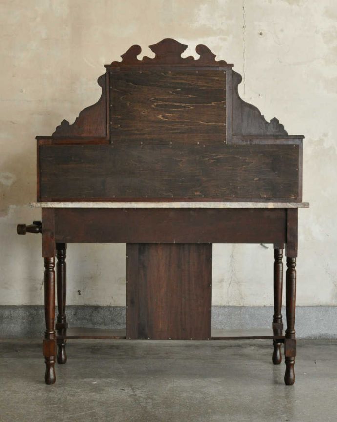 サイドボード　アンティーク家具　タイルが美しいイギリスのアンティーク家具、大理石天板のウォッシュスタンド。キレイに修復しました！アンティークは新品ではないので、経年変化によるキズはありますが、専門の職人がキレイにお直しをしているので、後姿までキレイです。(q-1138-f)