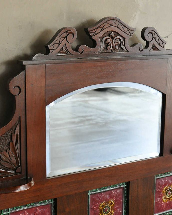 サイドボード　アンティーク家具　タイルが美しいイギリスのアンティーク家具、大理石天板のウォッシュスタンド。ミラー付きなので、ドレッサーとしても使えそうです。(q-1138-f)