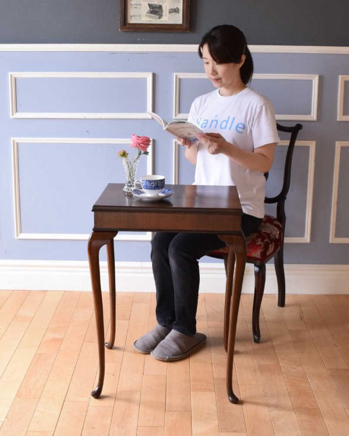 アンティークのテーブル　アンティーク家具　高級感たっぷりのアンティーク英国家具、ウォルナット材のオケージョナルテーブル。どんな場所でも便利に使える小さなテーブルそもそも「便利に使える」と言う名前のオケージョナルテーブル。(q-1140-f)