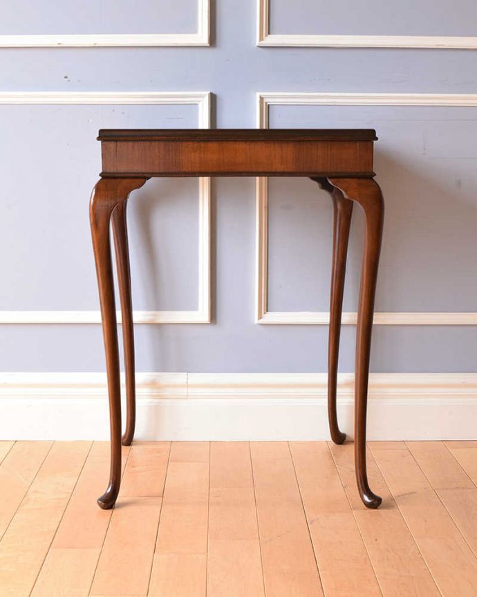 アンティークのテーブル　アンティーク家具　高級感たっぷりのアンティーク英国家具、ウォルナット材のオケージョナルテーブル。こちら側も、もちろんキレイです！アンティークは新品ではないので、もちろん経年変化によるキズはありますが、専門の職人がキレイにお直しをしているので、後ろ姿までキレイです。(q-1140-f)