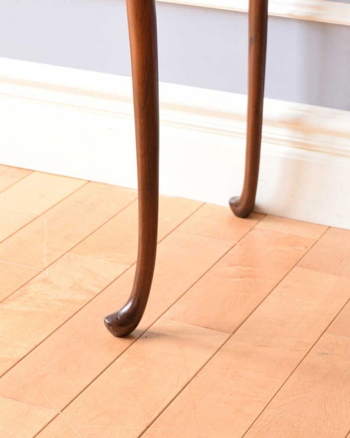 アンティークのテーブル　アンティーク家具　高級感たっぷりのアンティーク英国家具、ウォルナット材のオケージョナルテーブル。持ち上げなくても移動できます！Handleのアンティークは、脚の裏にフェルトキーパーをお付けしていますので、床を滑らせてれば移動が簡単です。(q-1140-f)