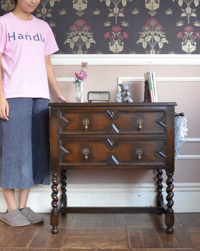 アンティークのチェスト　アンティーク家具　英国ならではのカッコイイアンティーク家具、ツイスト脚が素敵なチェスト。英国アンティークらしい落ち着いたチェストチョコレート色の落ち着いた雰囲気が英国らしいアンティークのチェスト。(q-1141-f)