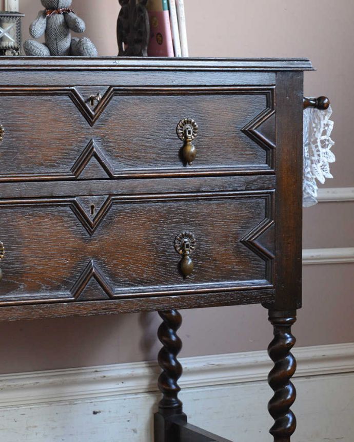 アンティークのチェスト　アンティーク家具　英国ならではのカッコイイアンティーク家具、ツイスト脚が素敵なチェスト。見た目はもちろん、実用的に使って楽しみましょうアンティークのチェストは見た目はもちろん、たっぷり収納も出来る実力派なんです。(q-1141-f)