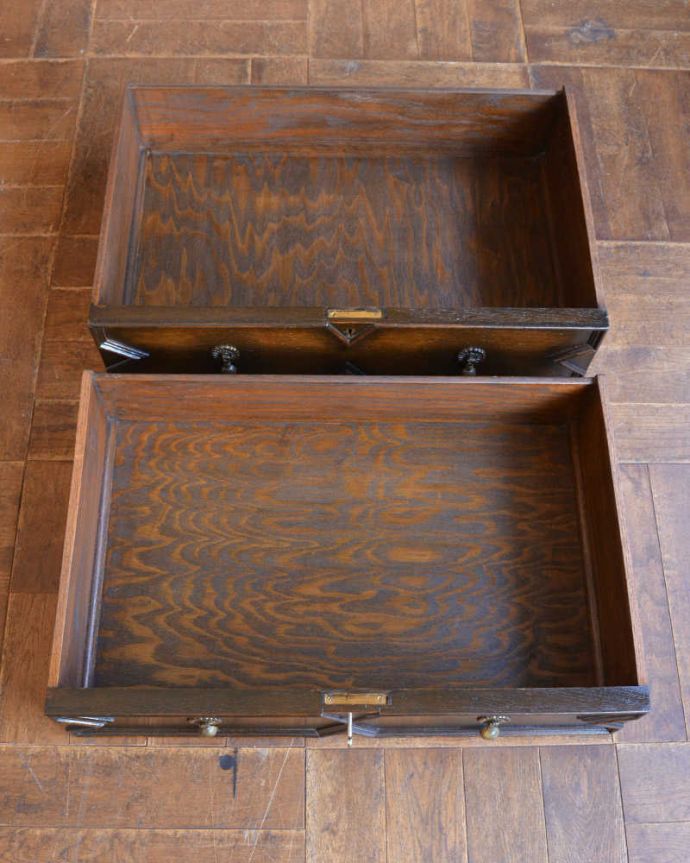 アンティークのチェスト　アンティーク家具　英国ならではのカッコイイアンティーク家具、ツイスト脚が素敵なチェスト。何を入れてもいいようにキレイに修復しました！このタイプの修復には自信があります！引き出しの中も専門の職人がキレイに修復したので、お洋服はもちろん、いろんなものを収納して使えます。(q-1141-f)