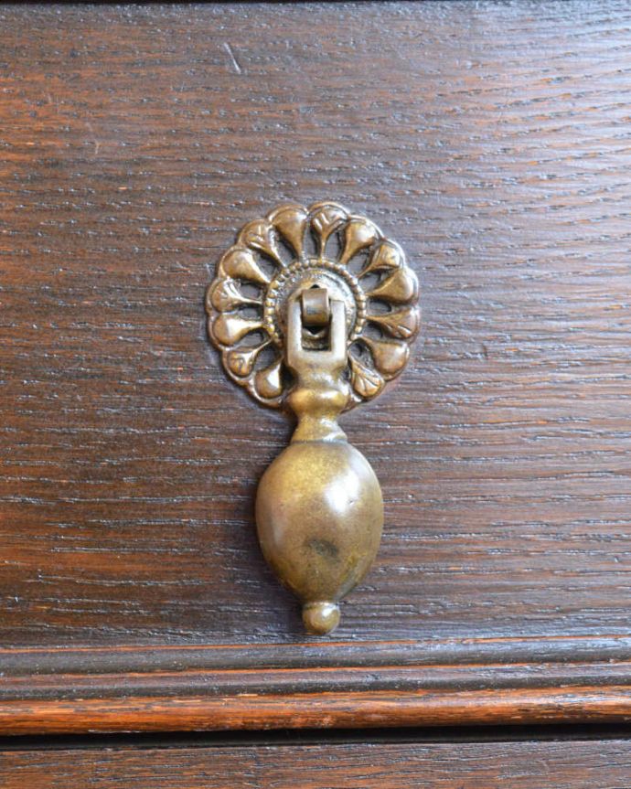 アンティークのチェスト　アンティーク家具　英国ならではのカッコイイアンティーク家具、ツイスト脚が素敵なチェスト。開ける度にワクワク高級感漂うアンティークらしいデザインの取っ手。(q-1141-f)