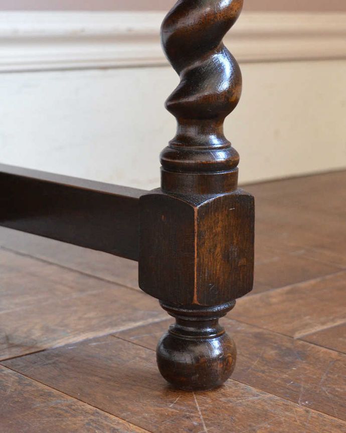 アンティークのチェスト　アンティーク家具　英国ならではのカッコイイアンティーク家具、ツイスト脚が素敵なチェスト。女性1人でラクラク運べちゃう仕掛けHandleのアンティークは、脚の裏にフェルトキーパーをお付けしています。(q-1141-f)