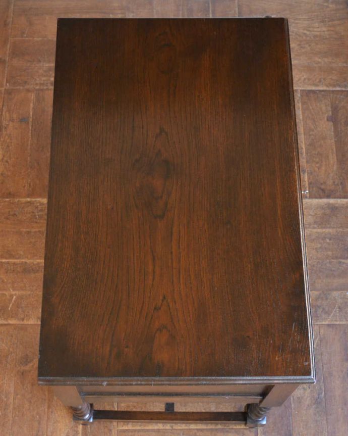 アンティークのチェスト　アンティーク家具　英国ならではのカッコイイアンティーク家具、ツイスト脚が素敵なチェスト。何を置こうかな･･･？上から見ると、天板はこんな感じです。(q-1141-f)