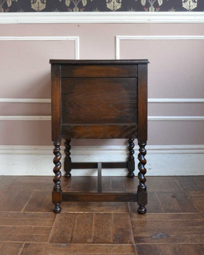 アンティークのチェスト　アンティーク家具　英国ならではのカッコイイアンティーク家具、ツイスト脚が素敵なチェスト。横から見ると横から見るとこんな感じ。(q-1141-f)