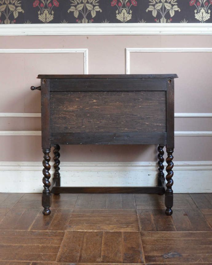 アンティークのチェスト　アンティーク家具　英国ならではのカッコイイアンティーク家具、ツイスト脚が素敵なチェスト。後ろ姿にも自信アリ！アンティークは新品ではないので、経年変化によるキズはありますが、専門の職人がキレイにお直しをしたので後ろ姿にも自信があります。(q-1141-f)