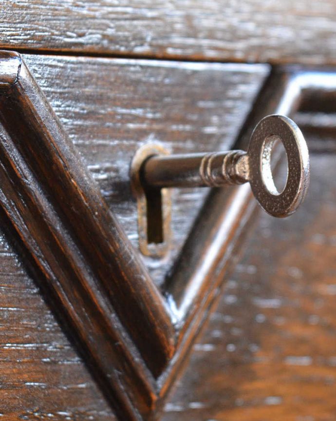 アンティークのチェスト　アンティーク家具　英国ならではのカッコイイアンティーク家具、ツイスト脚が素敵なチェスト。カギも使えるように修復しました。(q-1141-f)