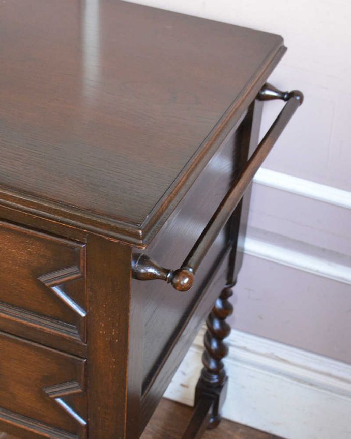 アンティークのチェスト　アンティーク家具　英国ならではのカッコイイアンティーク家具、ツイスト脚が素敵なチェスト。めずらしいタオルバー付きチェストにタオルバーが付いているなんて、初めて見ました。(q-1141-f)