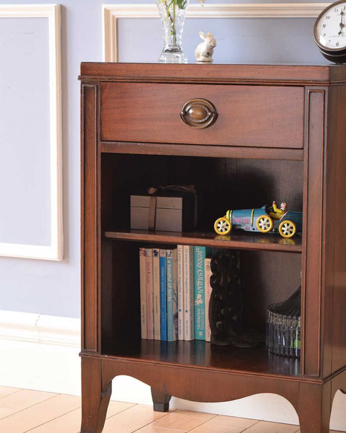 アンティークのチェスト アンティーク家具 イギリスらしいアンティーク家具、便利なベッドサイドカップボード(ペディスタルカップボード)。表情豊かな木目アンティークらしい贅沢な木材を使って作られた家具。(q-1142-f)