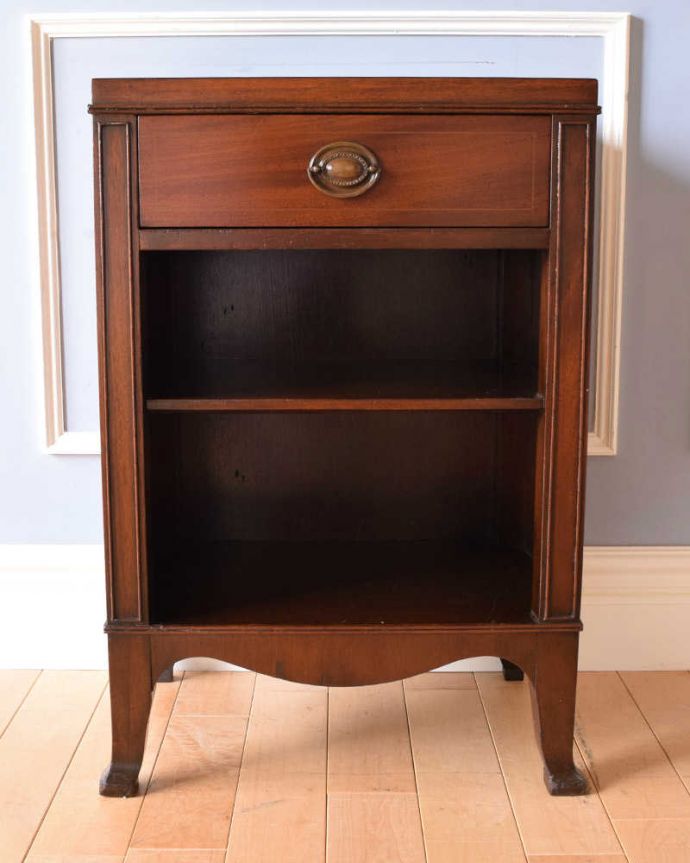 アンティークのチェスト アンティーク家具 イギリスらしいアンティーク家具、便利なベッドサイドカップボード(ペディスタルカップボード)。引き出しと棚。(q-1142-f)