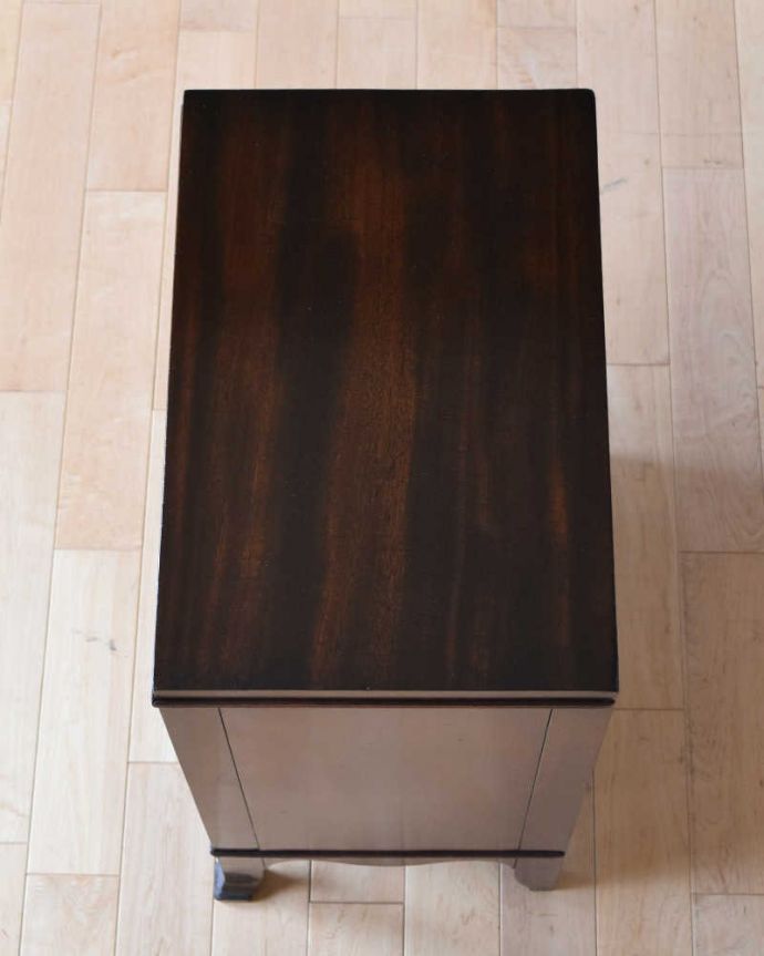 アンティークのチェスト アンティーク家具 イギリスらしいアンティーク家具、便利なベッドサイドカップボード(ペディスタルカップボード)。ピカピカにお直ししました!天板の塗装も修復の時、キレイにお直ししました。(q-1142-f)