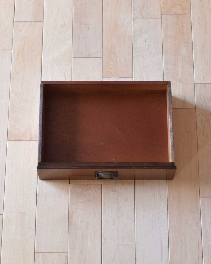 アンティークのチェスト アンティーク家具 イギリスらしいアンティーク家具、便利なベッドサイドカップボード(ペディスタルカップボード)。もちろん、引き出しもキレイです!引き出しの中も専門の職人が修復したのでキレイです。(q-1142-f)