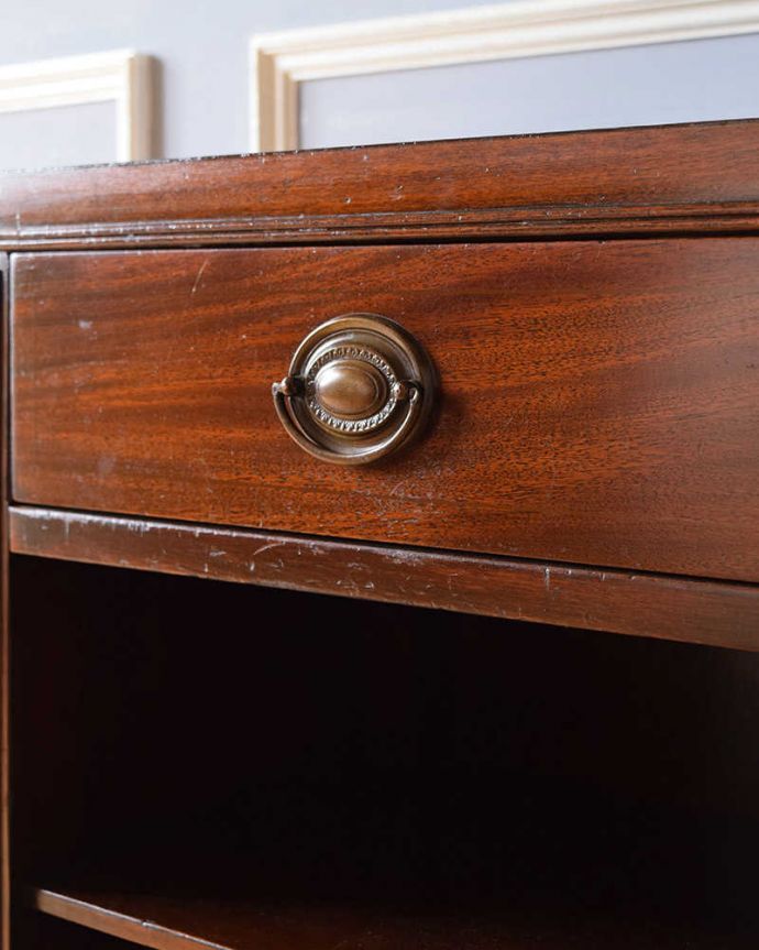 アンティークのチェスト アンティーク家具 イギリスらしいアンティーク家具、便利なベッドサイドカップボード(ペディスタルカップボード)。アンティークらしい素敵な取っ手デザインが美しい取っ手。(q-1142-f)