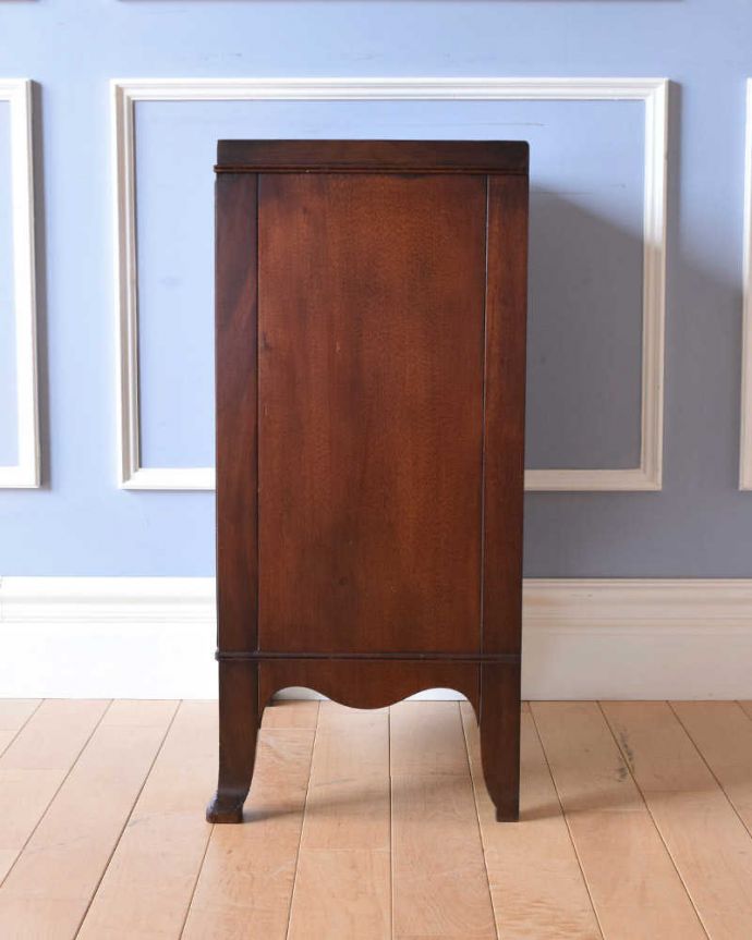 アンティークのチェスト アンティーク家具 イギリスらしいアンティーク家具、便利なベッドサイドカップボード(ペディスタルカップボード)。横から見ても素敵なんですもちろん、横から見てもキレイに仕上がっているので、いろんな場所に置いて使って下さい。(q-1142-f)