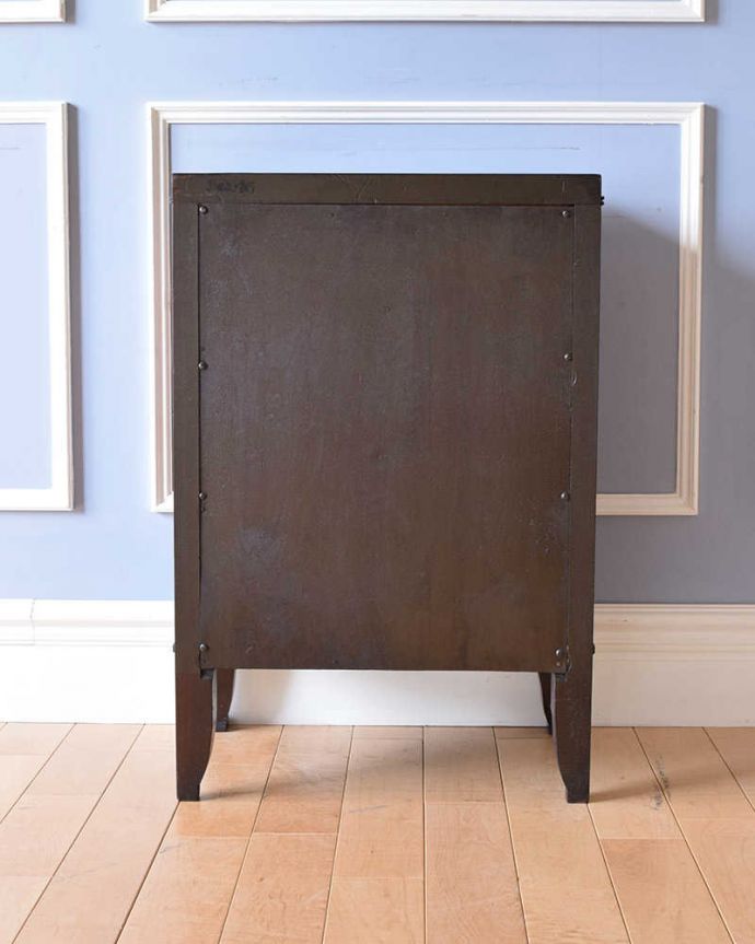 アンティークのチェスト アンティーク家具 イギリスらしいアンティーク家具、便利なベッドサイドカップボード(ペディスタルカップボード)。キレイに修復しましたアンティークは新品ではないので、経年変化によるキズはありますが、専門の職人がキレイにお直しをしているので、後姿までキレイです。(q-1142-f)