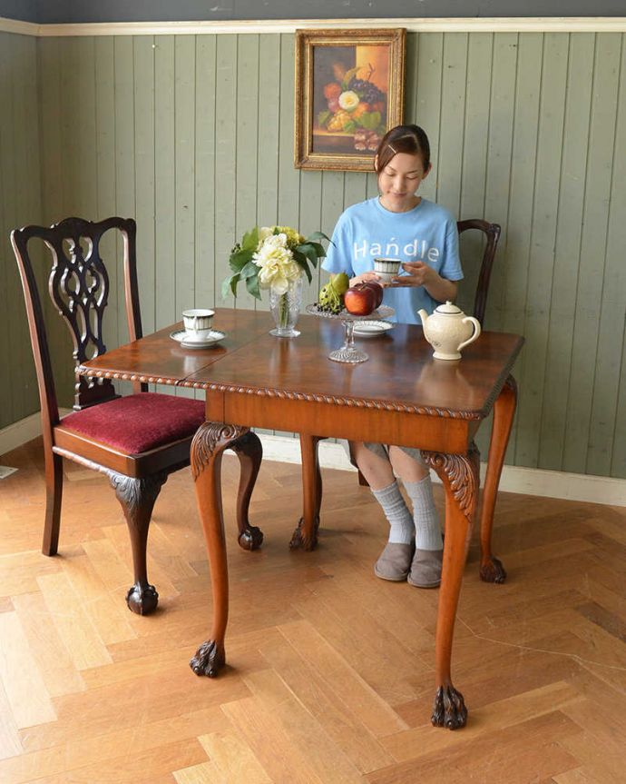 アンティークのテーブル　アンティーク家具　便利なアンティーク家具、小さなドロップリーフテーブル（伸張式テーブル）。家族や友だちが集まったら、大きく広げて使いましょう！お友達とお茶したり、趣味の時間を過ごしたり、夫婦で食事をしたり･･･大きさを変えていろんな使い方が楽しめます。(q-1144-f)
