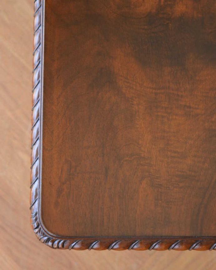 アンティークのテーブル　アンティーク家具　便利なアンティーク家具、小さなドロップリーフテーブル（伸張式テーブル）。近づいて見てみると、天板はこんな感じです。(q-1144-f)