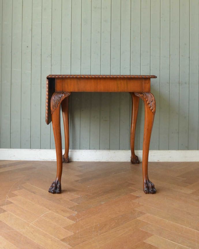 アンティークのテーブル　アンティーク家具　便利なアンティーク家具、小さなドロップリーフテーブル（伸張式テーブル）。横から見てもステキやっぱり脚のツイストが美しい･･･みんなに自慢したくなる脚線美です。(q-1144-f)