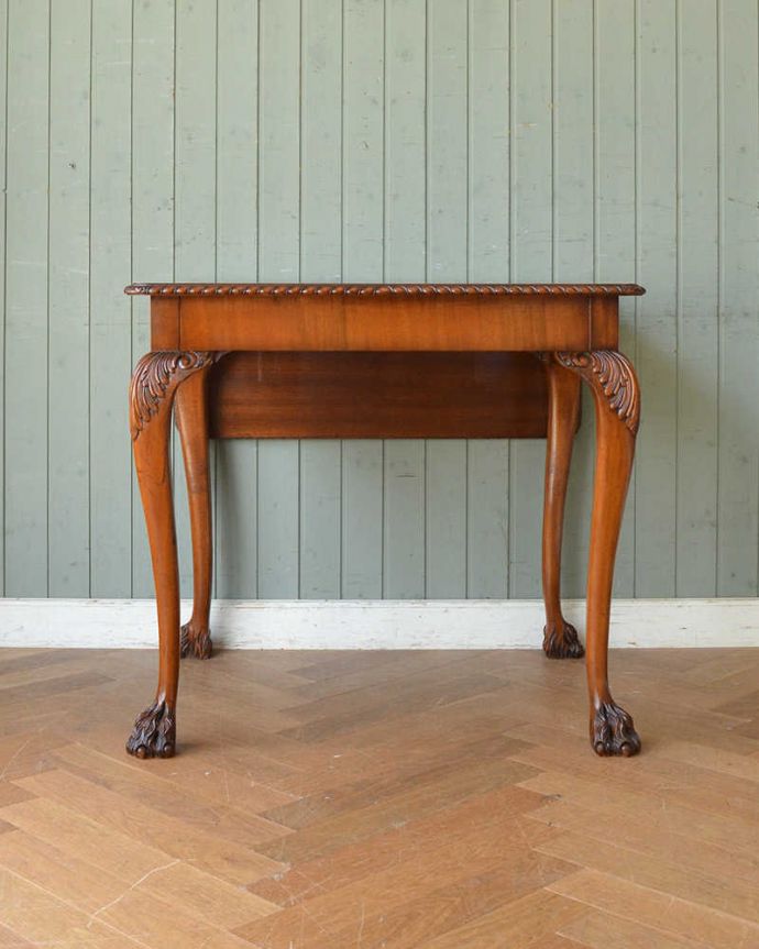 アンティークのテーブル　アンティーク家具　便利なアンティーク家具、小さなドロップリーフテーブル（伸張式テーブル）。天板を閉じたらこんな感じ角が丸いので、小さなお子さまのいるお家でも安心です。(q-1144-f)