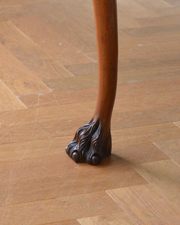 アンティークのテーブル　アンティーク家具　便利なアンティーク家具、小さなドロップリーフテーブル（伸張式テーブル）。持ち上げなくても移動できます！Handleのアンティークは、脚の裏にフェルトキーパーをお付けしていますので、持ち上げなくても床を滑らせて移動させることが出来ます。(q-1144-f)